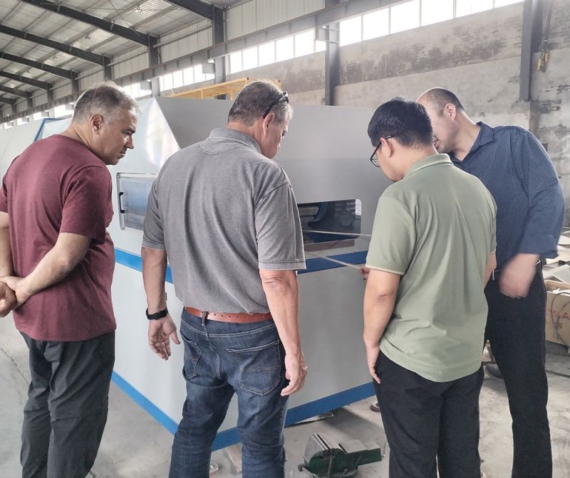 國外客戶到河南金偉自動化 設備有限公司觀看液壓拉擠設備